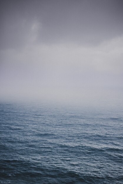 Выстрел из океана в туманный день