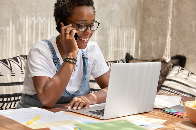 Free photo shot of stylish ethnic female recruiter makes job offer