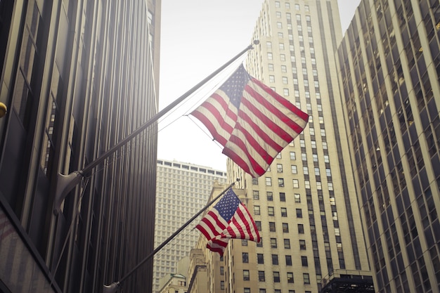 高層ビルの2つのアメリカまたは米国の旗のショット