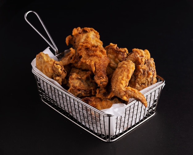 Free photo shot of a white plate full of fried chicken