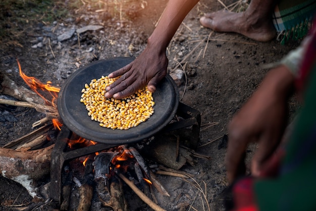 Foto gratuita vetrina della vita quotidiana e delle attività di alcuni indigeni