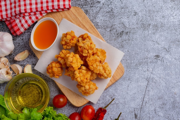 Foto gratuita polpette di gamberetti ricoperte di frittura impanata sulla superficie scura.