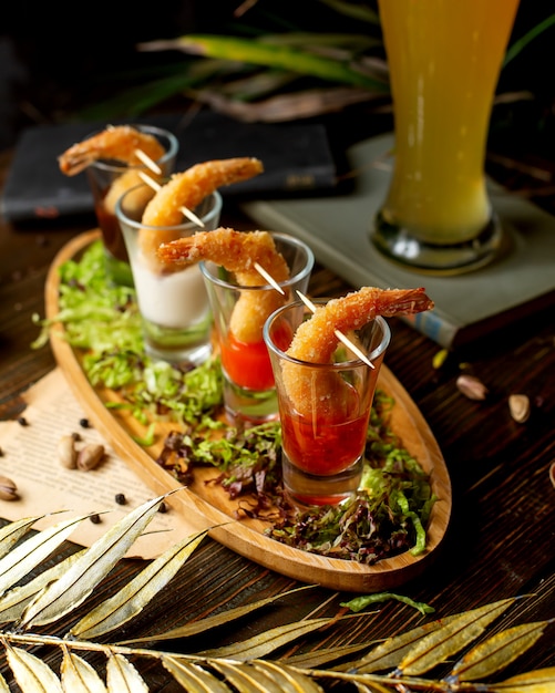 Foto gratuita cocktail di gamberi serviti con lattuga e bicchiere di birra