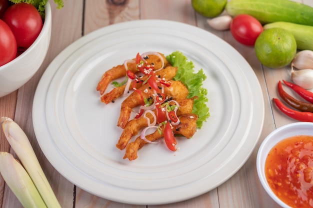 Free photo shrimp deep-fried batter arranged beautifully in a white dish.