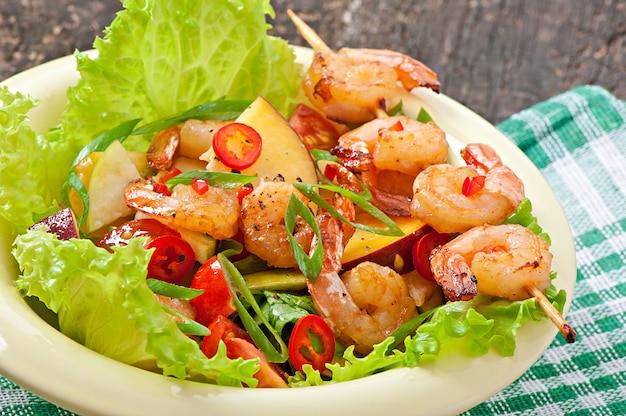 Free photo shrimp salad with peaches, tomato, avocado and lettuce