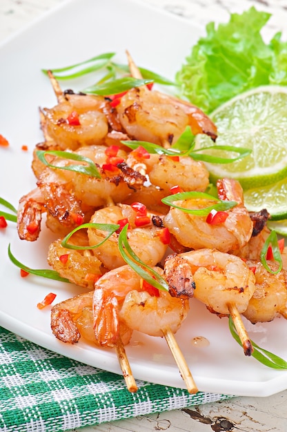 Free photo shrimp sauteed in garlic and soy caramel