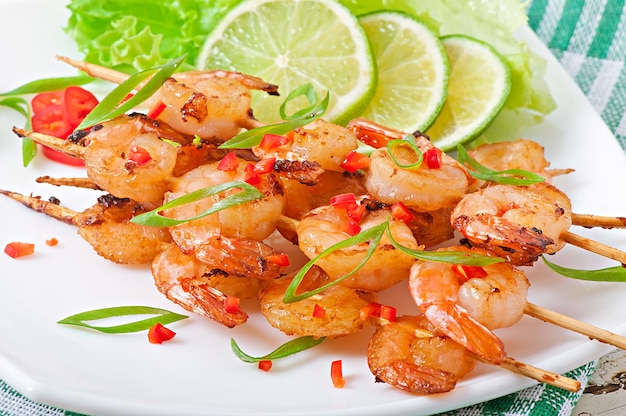 Free photo shrimp sauteed in garlic and soy caramel