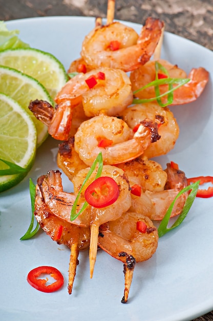 Free photo shrimp sauteed in garlic and soy caramel