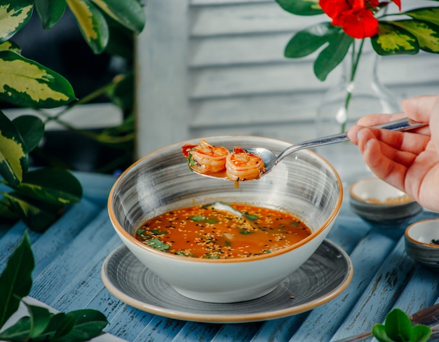 Free photo shrimp soup on the table