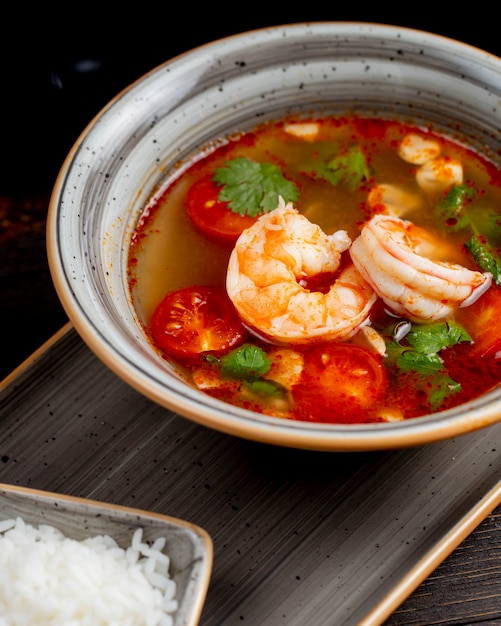 Foto gratuita zuppa di gamberi con pomodori e verdure