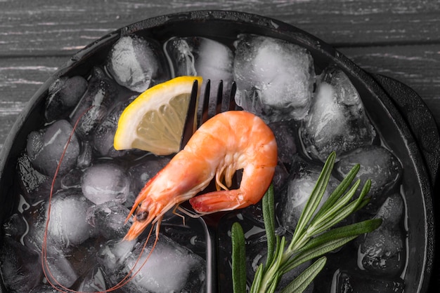 Shrimp with lemon on ice