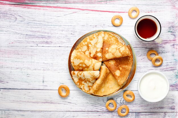 Shrovetide Maslenitsa 축제 식사. 라즈베리 잼, 꿀, 신선한 크림, 빨간 캐 비어, 설탕 큐브, 코 티 지 치즈, 밝은 배경에 bubliks와 러시아 팬케이크 blini