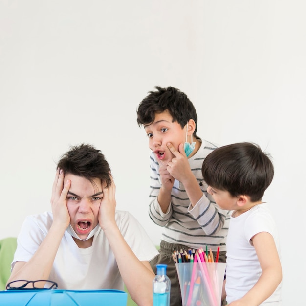 Foto gratuita fratelli a casa durante la quarantena