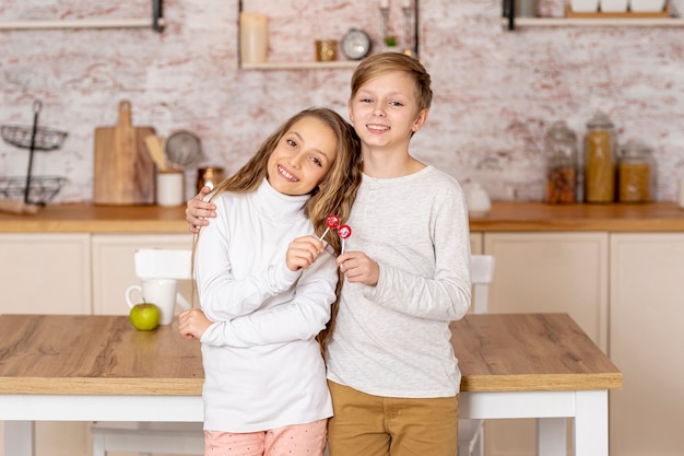 Foto gratuita fratelli germani che posano insieme nella cucina