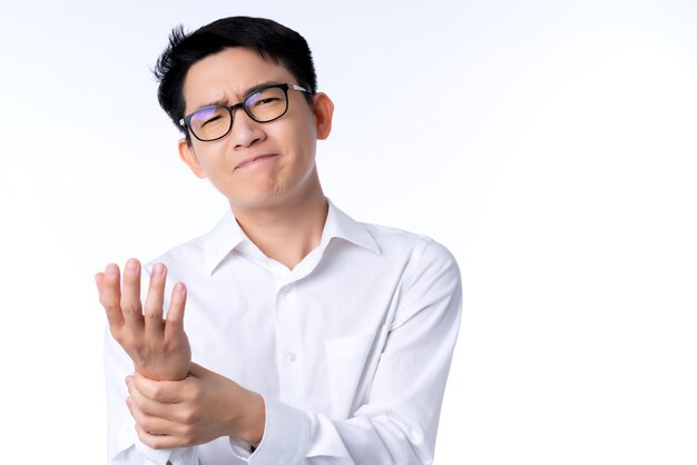 Больной азиатский очки взрослый мужчина чувствует боль в запястье рука касается мышцы запястья со стрессом и напряжением на белом фоне офисный синдром идеи концепции
