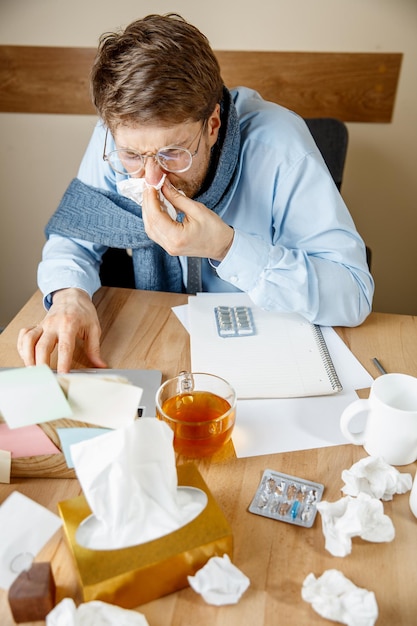 사무실에서 일하는 동안 아픈 남자, 사업가 감기, 계절 독감에 걸렸습니다.