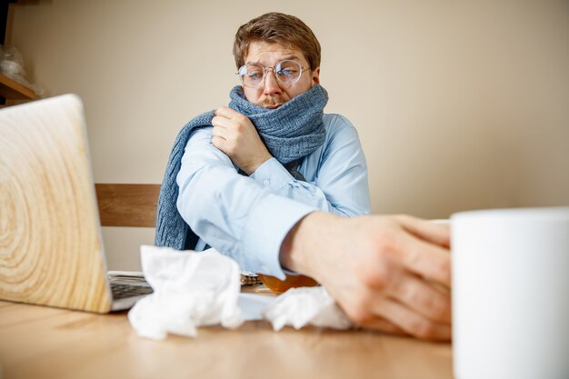 Foto gratuita uomo malato mentre lavorava in ufficio, uomo d'affari preso raffreddore, influenza stagionale.