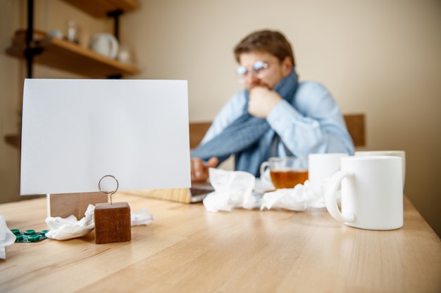 Uomo malato mentre lavorava in ufficio, uomo d'affari preso raffreddore, influenza stagionale.