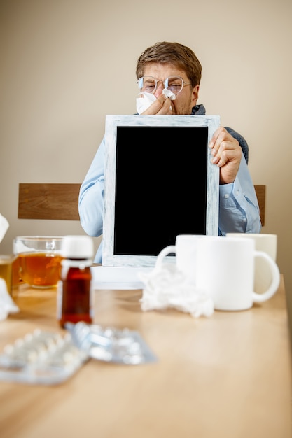 Uomo malato mentre si lavora in ufficio