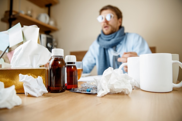 Free photo sick man with medicinal mixture working in office