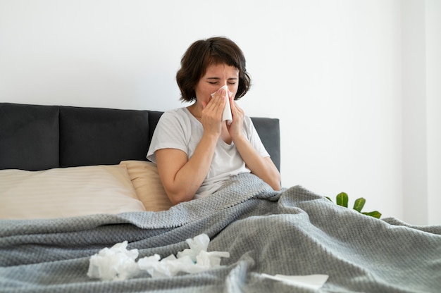 Foto gratuita donna malata a casa