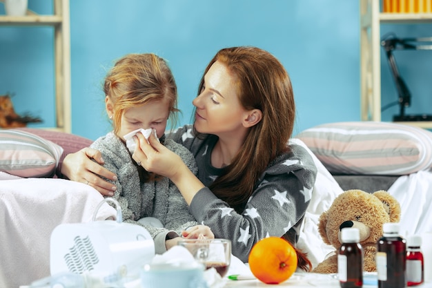 Foto gratuita donna malata con la figlia a casa. trattamento domiciliare. combattere con una malattia. assistenza medica. insufficienza familiare