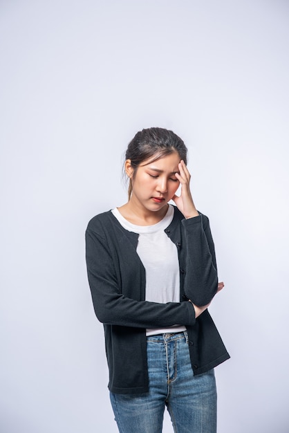 Free photo a sick woman with a headache and put her hand on her head