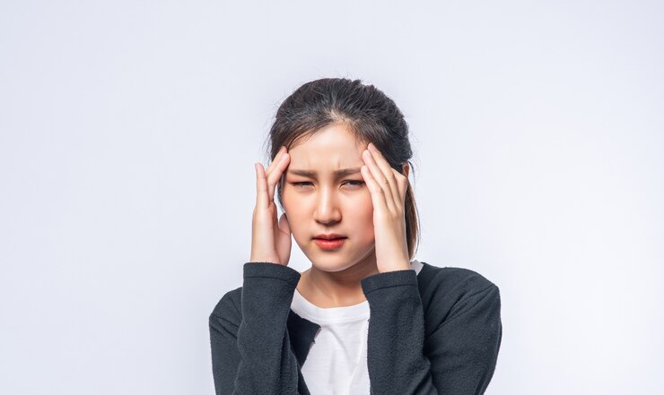 무료 Photo 두통이있는 아픈 여자가 그녀의 머리에 손을 대고