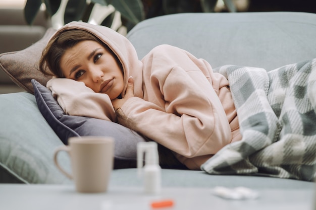 Foto gratuita donna malata con mal di testa seduto a casa