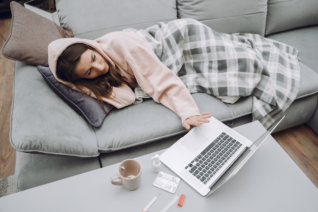 Free photo sick woman with headache sitting at home