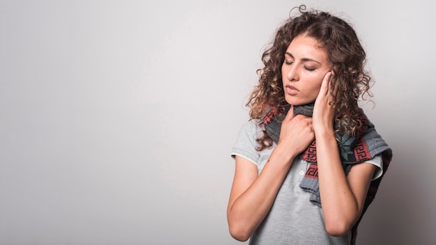 Foto gratuita donna malata con la sciarpa di lana intorno al collo che soffre di influenza