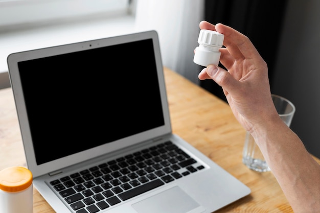 Free photo sick young man talking to his doctor online