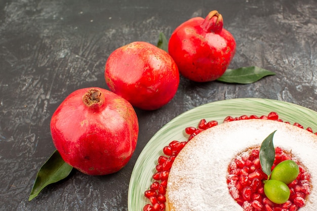 무료 사진 측면 클로즈업 보기 식욕을 돋우는 케이크 붉은 석류 잎이 있는 식욕을 돋우는 케이크 접시