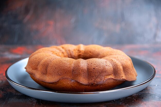 측면 클로즈업 보기 테이블에 맛있는 케이크의 식욕을 돋우는 케이크 파란색 접시