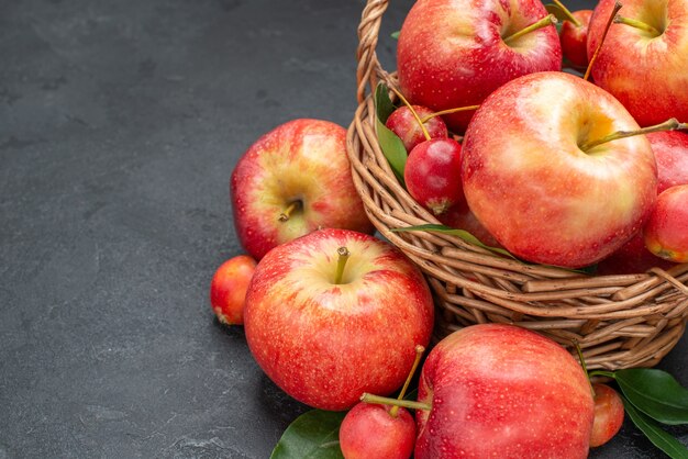 측면 확대보기 사과 바구니 밧줄에 식욕을 돋우는 과일
