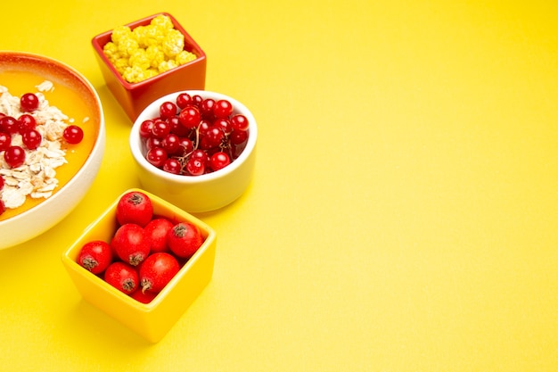 그릇에 측면 확대보기 딸기 딸기 오트밀 노란색 사탕
