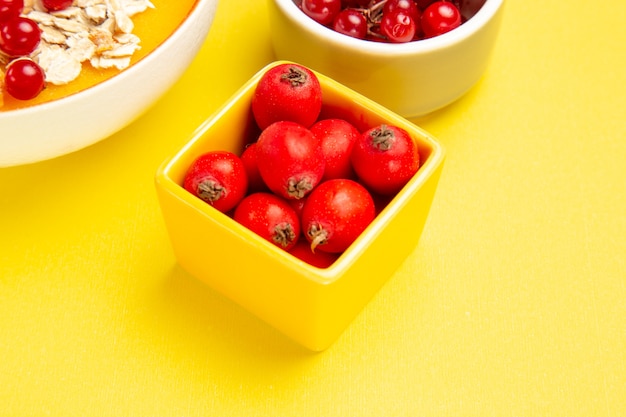 노란색 테이블에 딸기 오트밀의 측면 확대보기 딸기 그릇