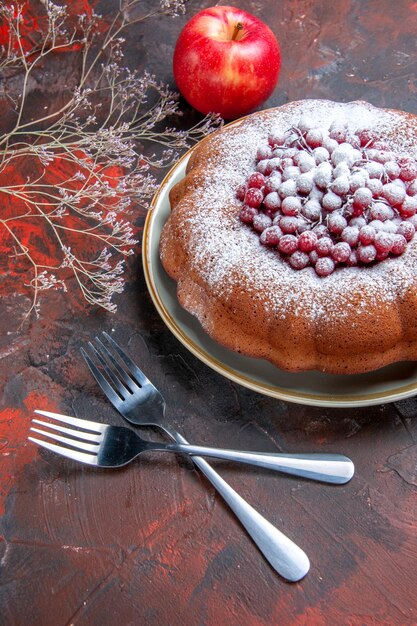 Боковой вид крупным планом торт торт с красной смородиной и сахарными вилками ветки яблони