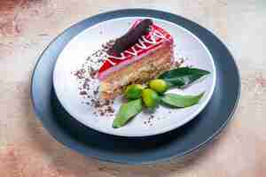Foto gratuita vista ravvicinata laterale una torta bianco-grigio piatto della torta con salse al cioccolato