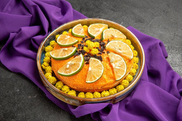 보라색 식탁보에 오렌지와 레몬 식욕을 돋 우는 케이크와 측면 클로즈업 보기 케이크