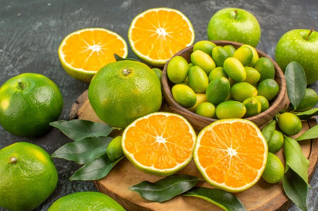 Side close-up view citrus fruits the appetizing citrus fruits on the cutting board green apples