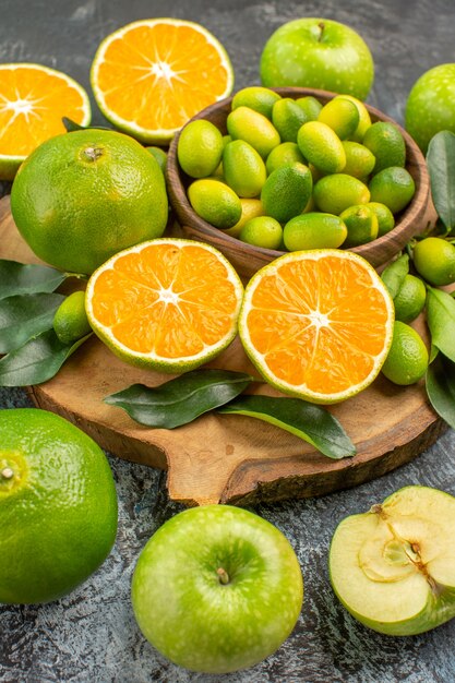 側面のクローズアップビュー柑橘系の果物食欲をそそる青リンゴ木の板上の柑橘系の果物