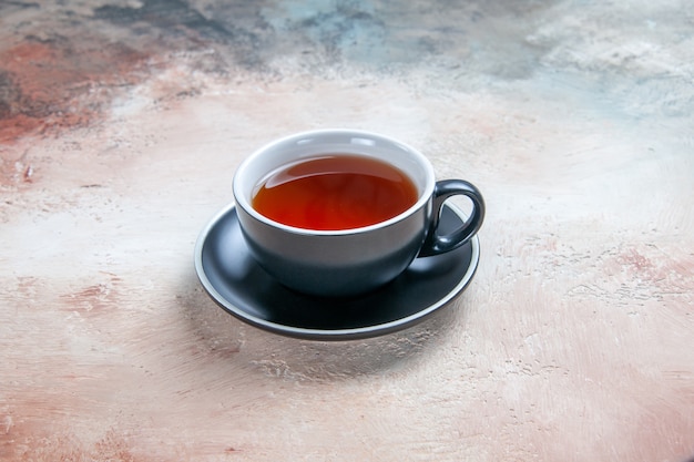 Free photo side close-up view a cup of tea black cup of tea on the table