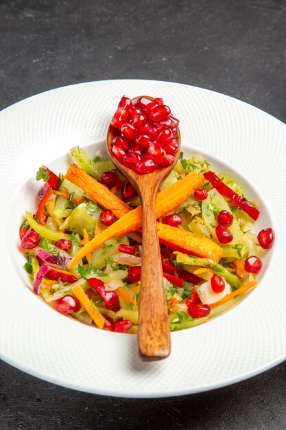 ザクロの野菜サラダの種子とザクロのスプーンの側面の拡大図