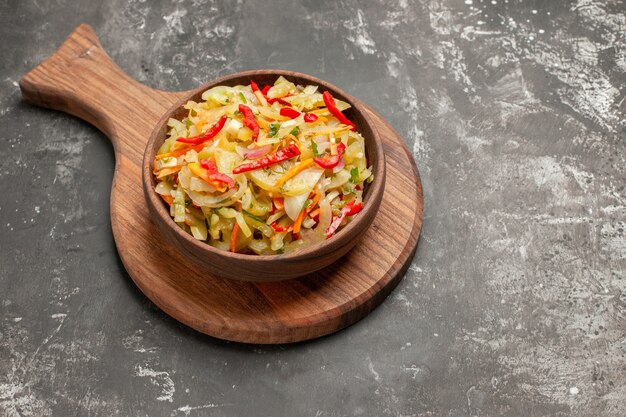 まな板の上に食欲をそそる野菜サラダの側面クローズアップビューサラダボウル