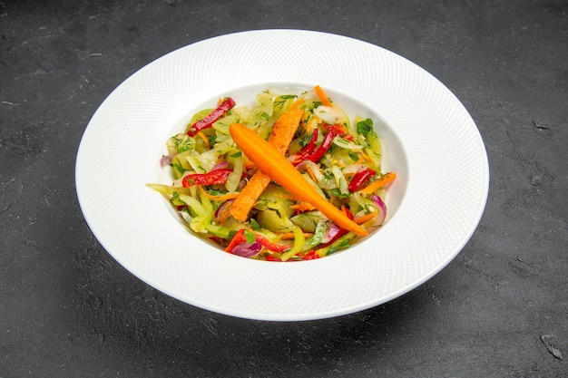 Бесплатное фото Боковой вид крупным планом салатная тарелка из овощного салата на столе