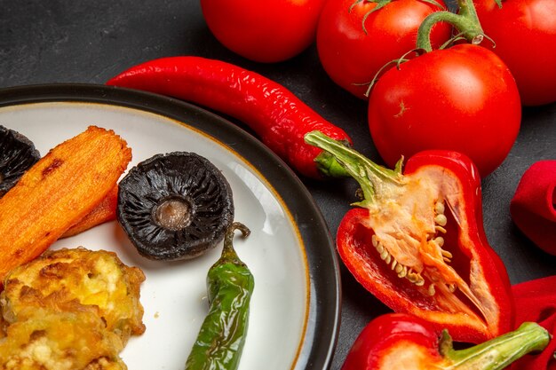 Вид сбоку крупным планом овощи жареные овощи острый перец болгарский перец помидоры