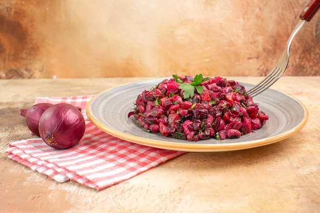 Foto gratuita vista laterale ravvicinata del piatto di un'insalata rossa con verdure su un backgorund in legno