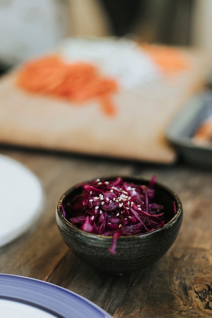 Un contorno di insalata di cavolo rosso