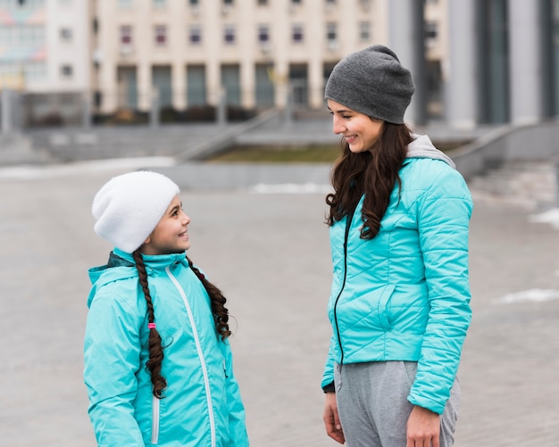 Free photo side mom and daughter outdoor